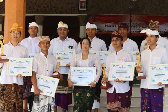 15_generasi-emas-buleleng-10-pemuda-pelopor-terima-penghargaan-di-momentum-sumpah-pemuda-ke-97_2025-10-28-10-28-47